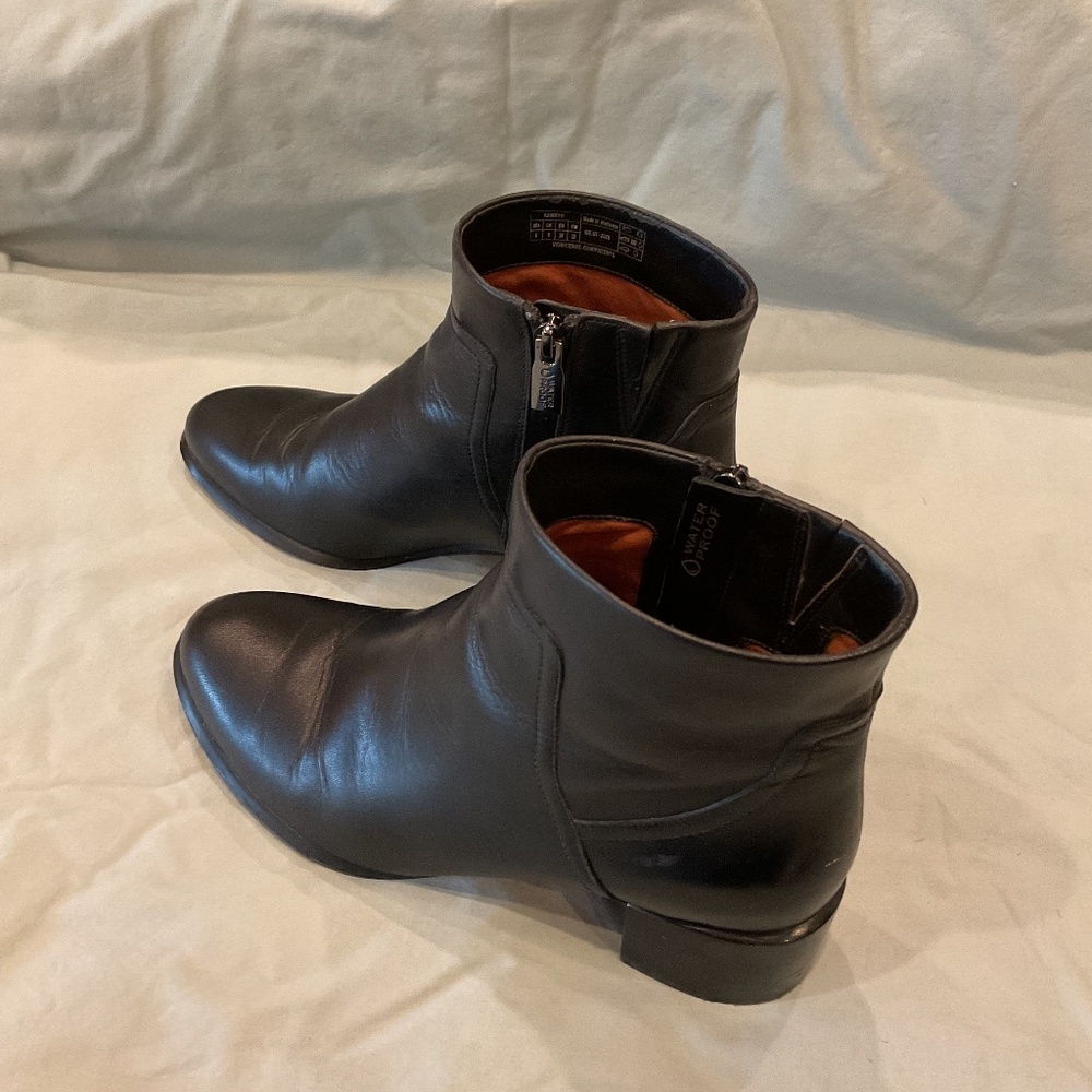 Women’s Vionic Leather Ankle Boots US 8